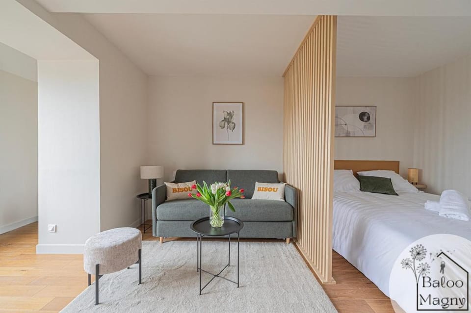 Bed, Living room, Photo of the whole room, Seating area, Bedroom, towels