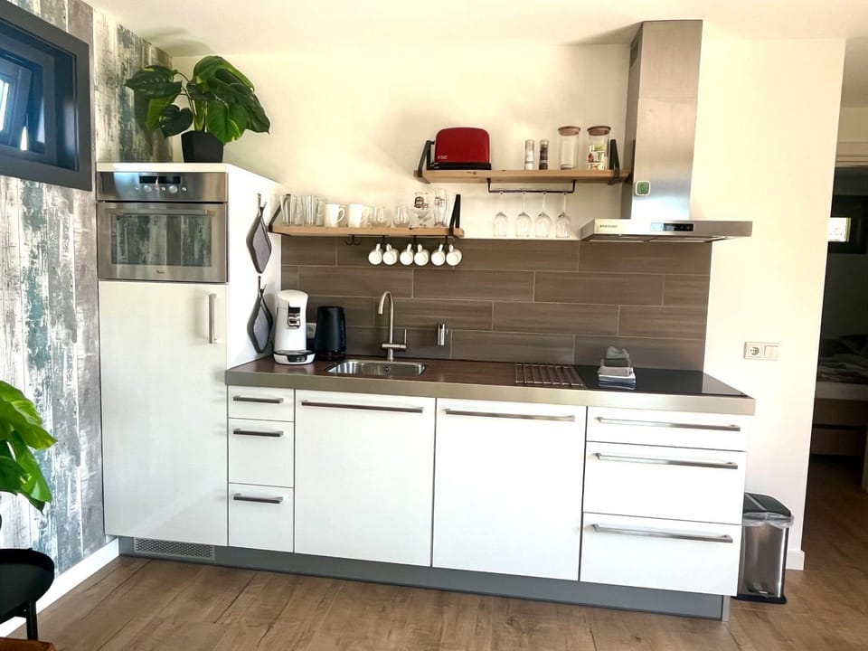 Coffee/tea facilities, Kitchen or kitchenette, dishwasher, oven, pet friendly, stove