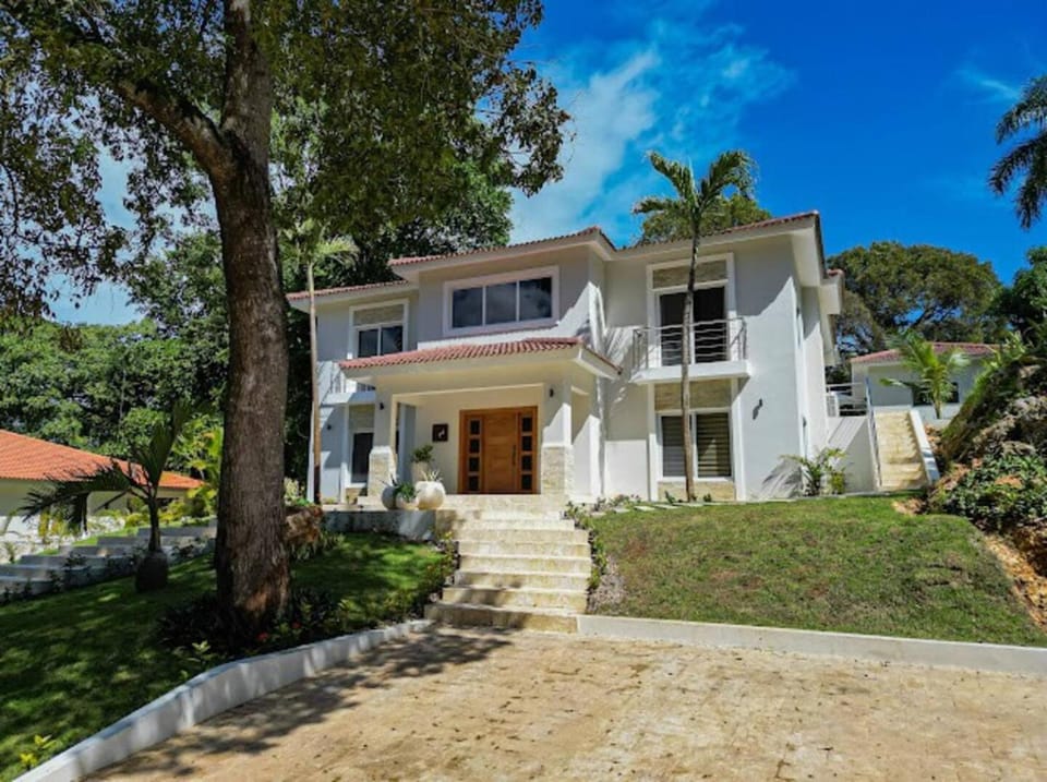 Modern 6 BR Villa with hot tub House in Sosua