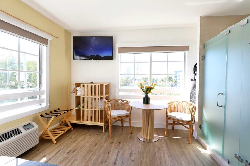 Bed, TV and multimedia, Photo of the whole room, Seating area, Dining area, Bedroom