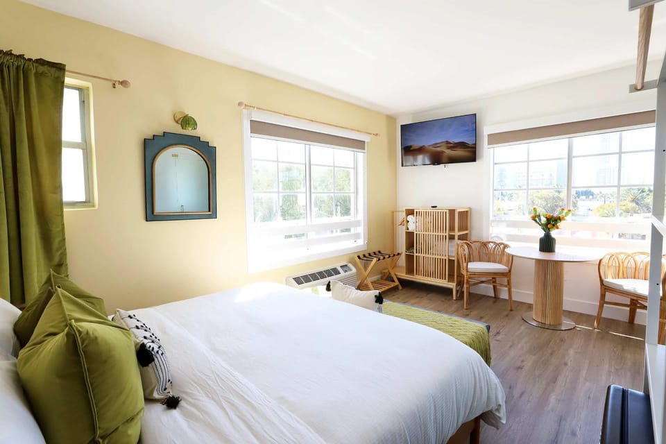 Bed, Living room, Photo of the whole room, Seating area, Dining area, Bedroom