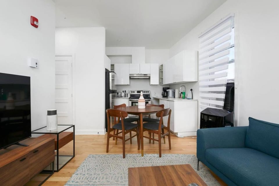 TV and multimedia, Coffee/tea facilities, Kitchen or kitchenette, Living room, Seating area, Dining area, oven, stove, toaster