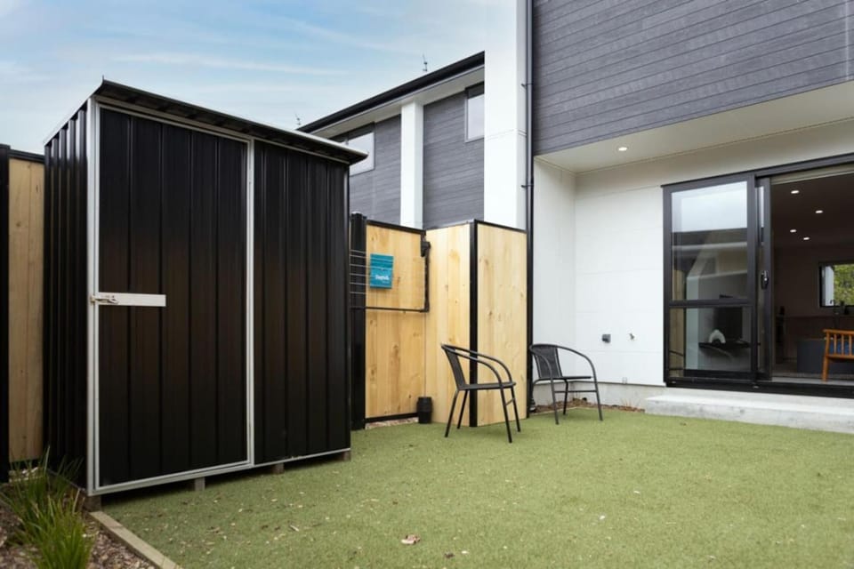 Tranquil Stay at Rainey Grove House in Lower Hutt