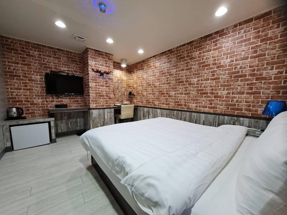 Bed, TV and multimedia, Bedroom