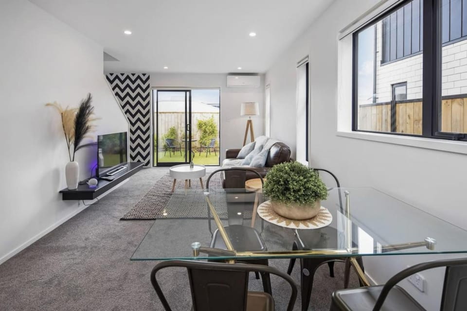 Hillview Hideaway 2-BR Serenity House in Wellington Region