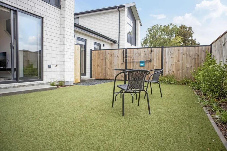 Hillview Hideaway 2-BR Serenity House in Wellington Region