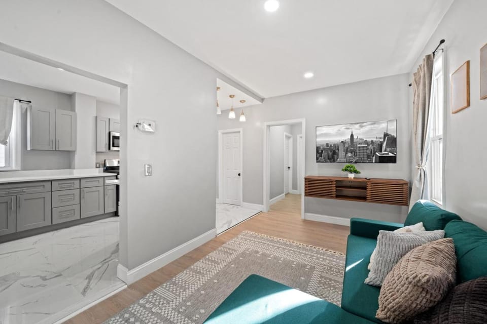 Spacious Stay Near EWR And NYC Mins to Train Apartment in Bayonne