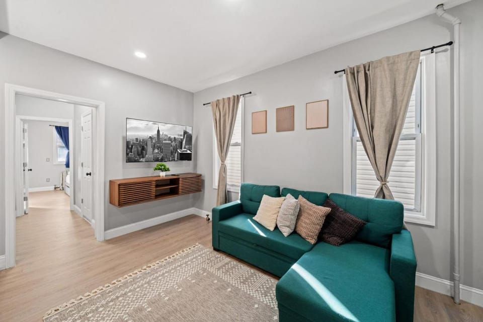 Spacious Stay Near EWR And NYC Mins to Train Apartment in Bayonne