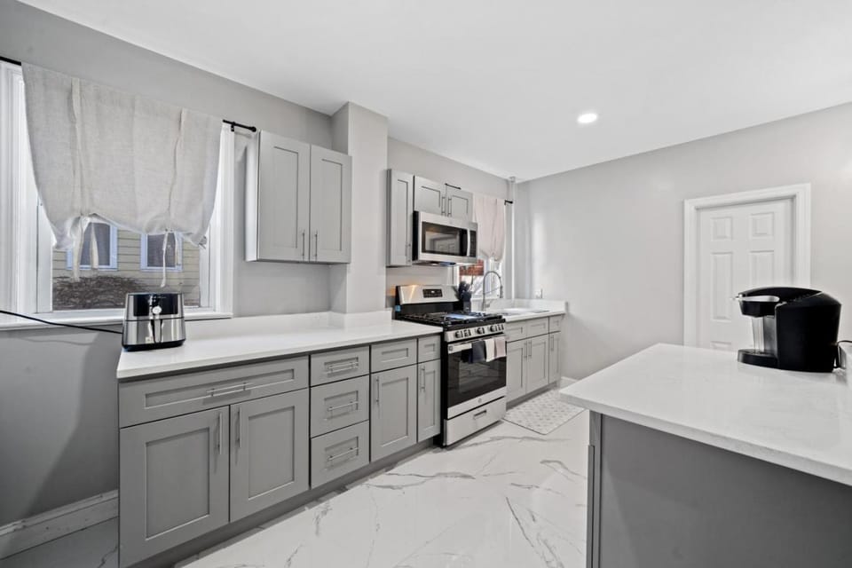 Spacious Stay Near EWR And NYC Mins to Train Apartment in Bayonne