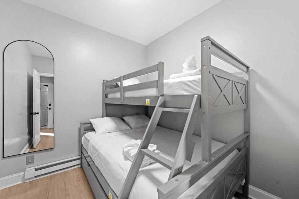 The City Spacious Stay Near EWR And NYC Mins to Train Apartment in Bayonne