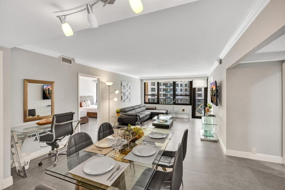 Beautiful Ocean View Condo with Resort Amenities, Pools, Sauna and Gym 711 Apartment in Miami Beach
