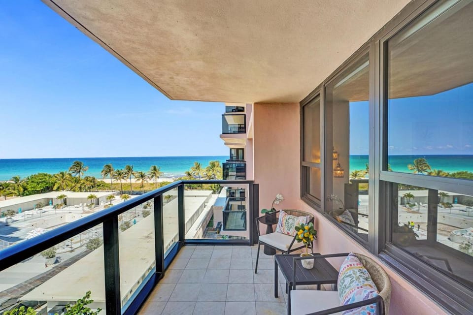 Beachside Condo with Resort Amenities, Including Pools, Gym, and Bathtub 708 Apartment in Miami Beach