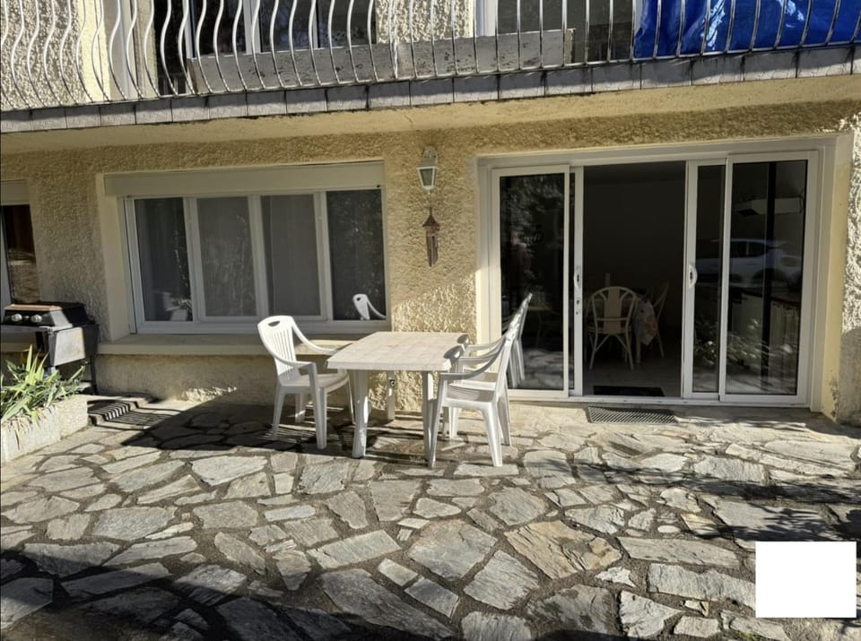 Facade/entrance, Balcony/Terrace, Dining area