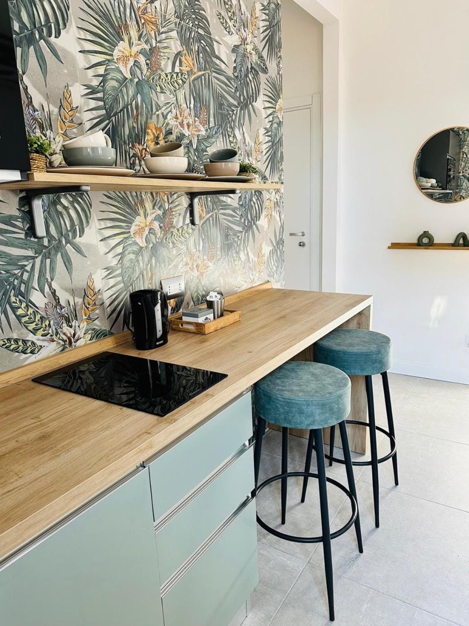 Kitchen or kitchenette, Dining area, stove