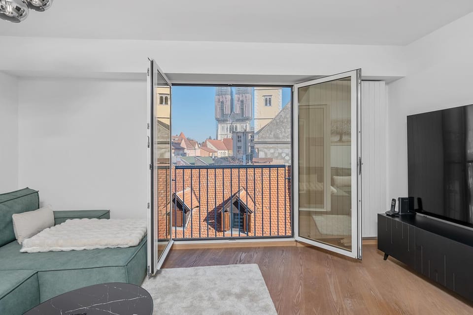 View (from property/room), Balcony/Terrace, Living room
