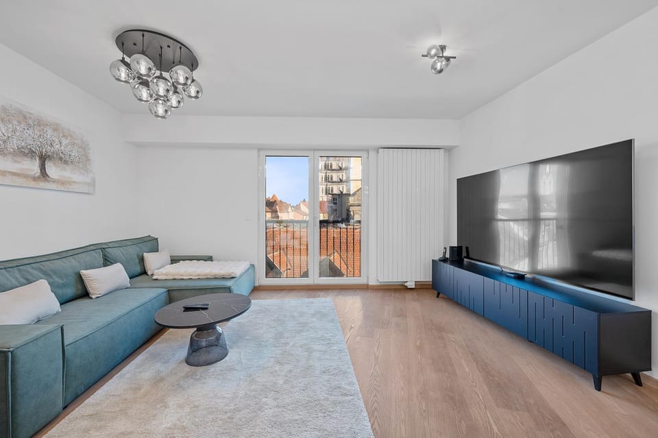 TV and multimedia, Living room, Seating area, Evening entertainment