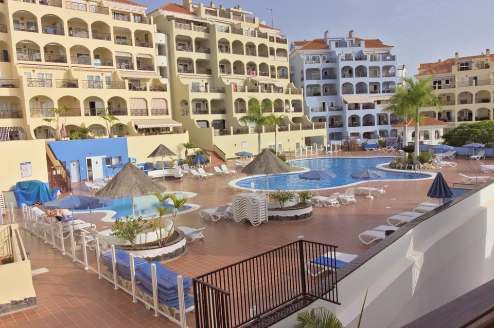 Swimming pool, sunbed