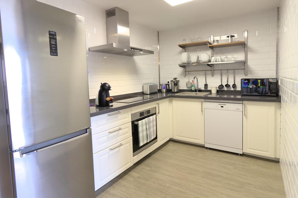 Coffee/tea facilities, dishwasher, microwave, oven, stove, toaster, kitchen