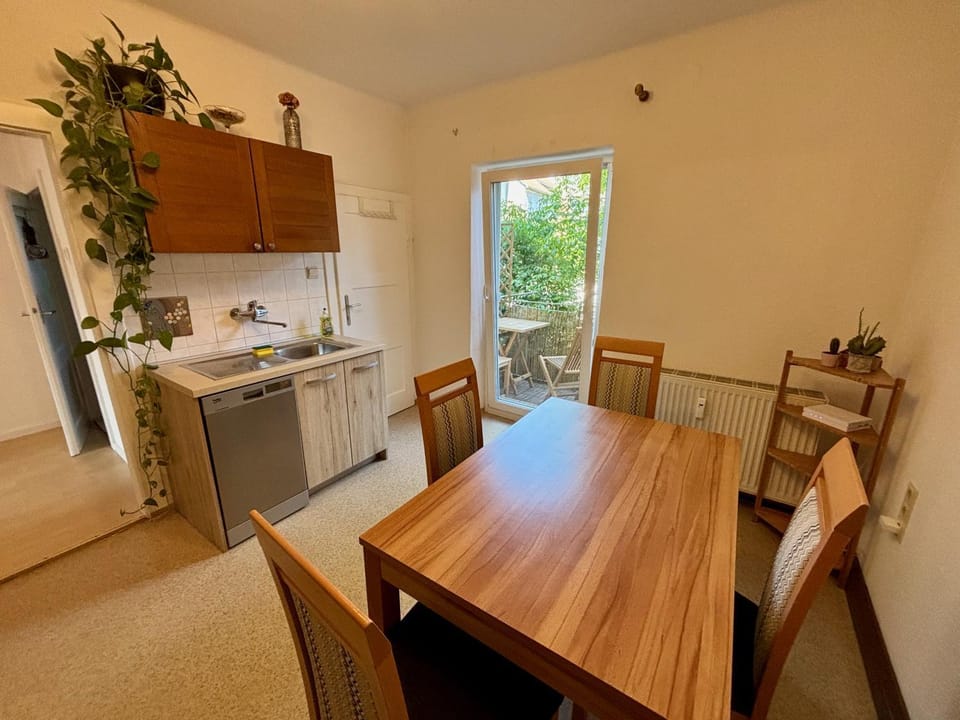 Kitchen or kitchenette, Dining area