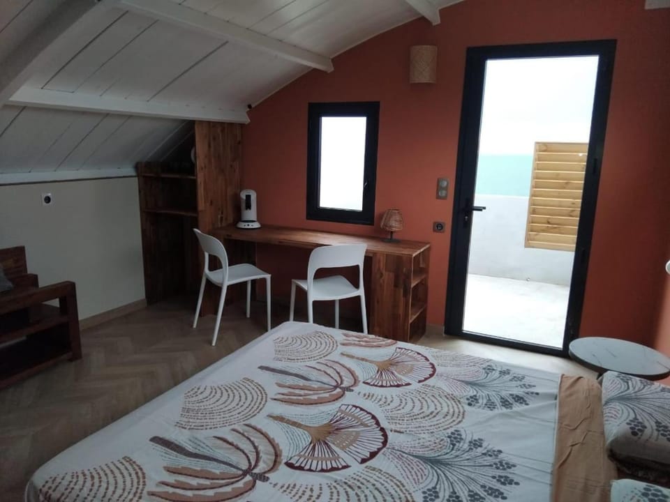Bed, Photo of the whole room, Seating area, Bedroom