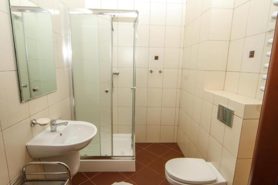 Shower, Toilet, Bathroom, towels