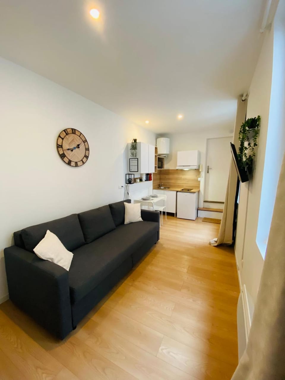 Photo of the whole room, Seating area, Bedroom