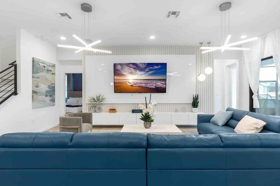 SUPER RITZY - 9BDRs-9BAs w Theme Rooms LOFT & POOL House in Orlando