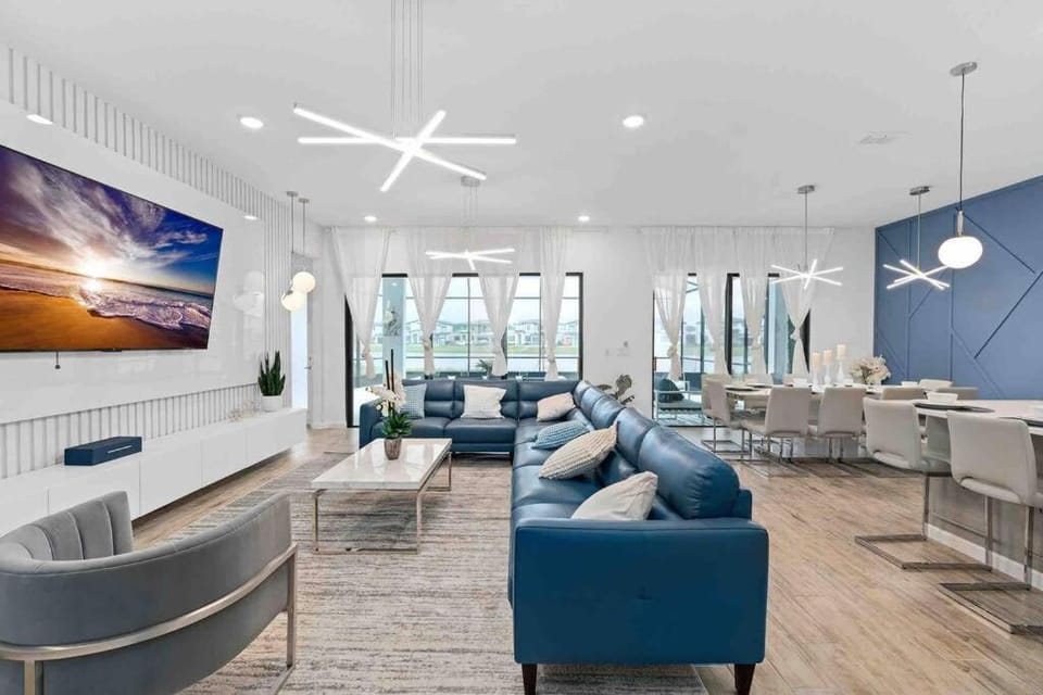 SUPER RITZY - 9BDRs-9BAs w Theme Rooms LOFT & POOL House in Orlando