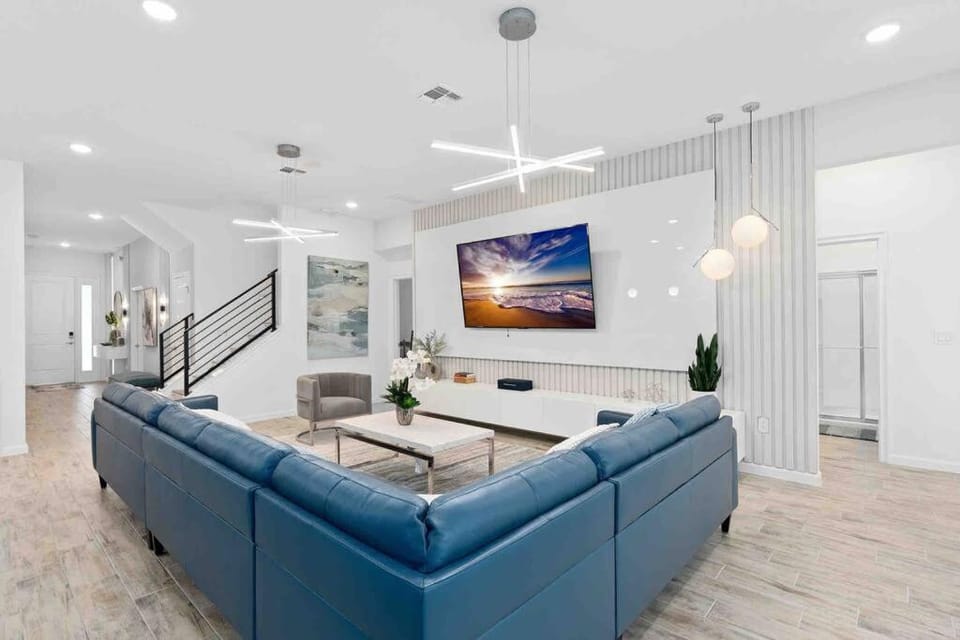 SUPER RITZY - 9BDRs-9BAs w Theme Rooms LOFT & POOL House in Orlando