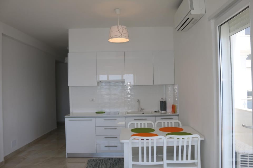 Kitchen or kitchenette, Dining area, stove