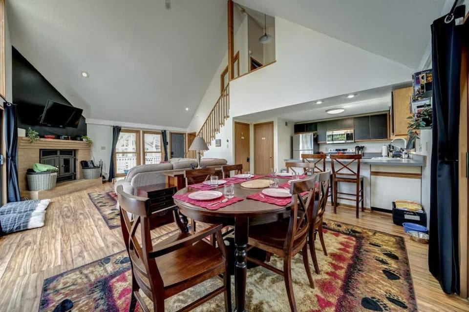 Kitchen or kitchenette, Seating area, Dining area