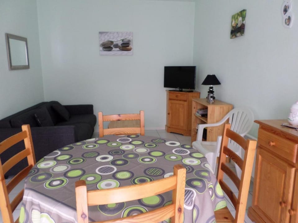 Communal lounge/ TV room, TV and multimedia, Living room, Dining area