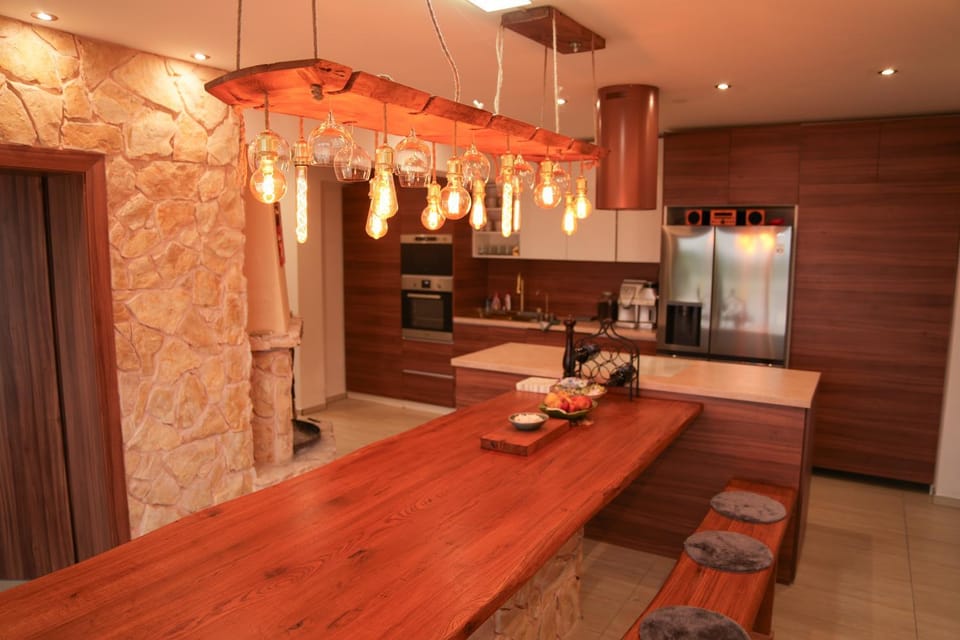 Kitchen or kitchenette, Dining area, oven, pet friendly, stove