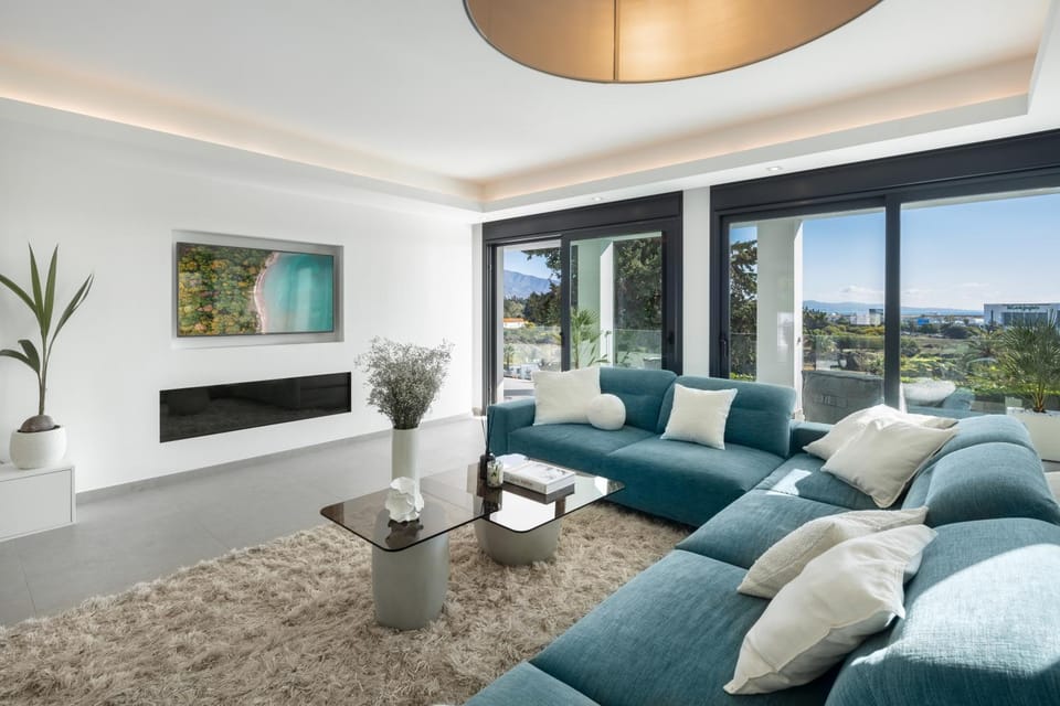 Communal lounge/ TV room, Living room, City view