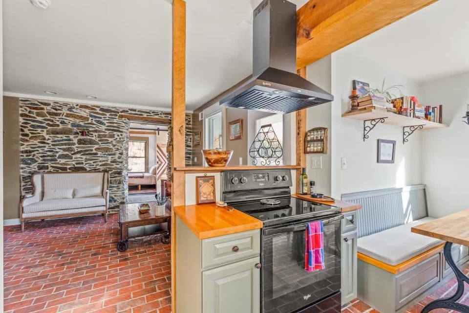 Kitchen or kitchenette, Living room, Seating area, Dining area