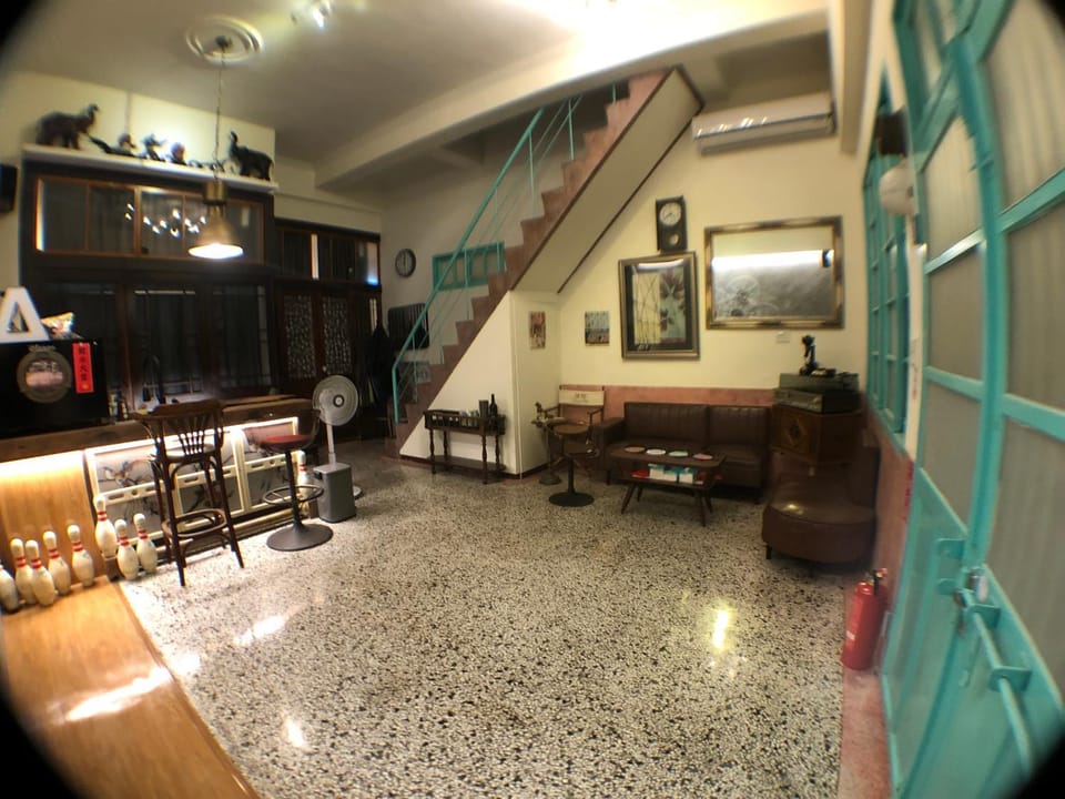 TV and multimedia, Kitchen or kitchenette, Living room, Seating area