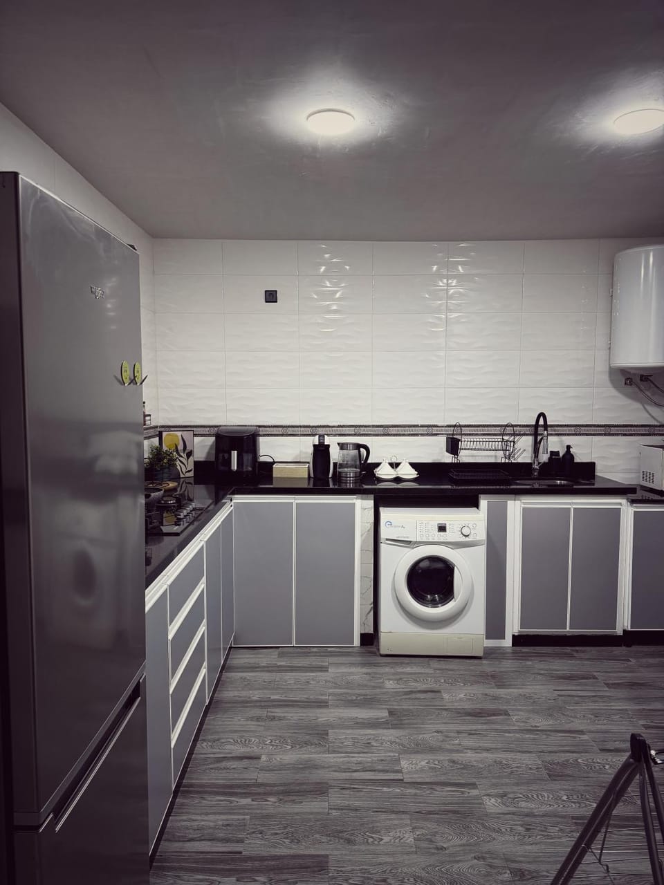 Kitchen or kitchenette, dishwasher, oven