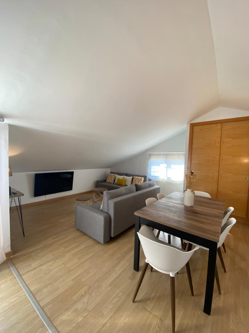 Communal lounge/ TV room, TV and multimedia, Living room, Photo of the whole room, Dining area