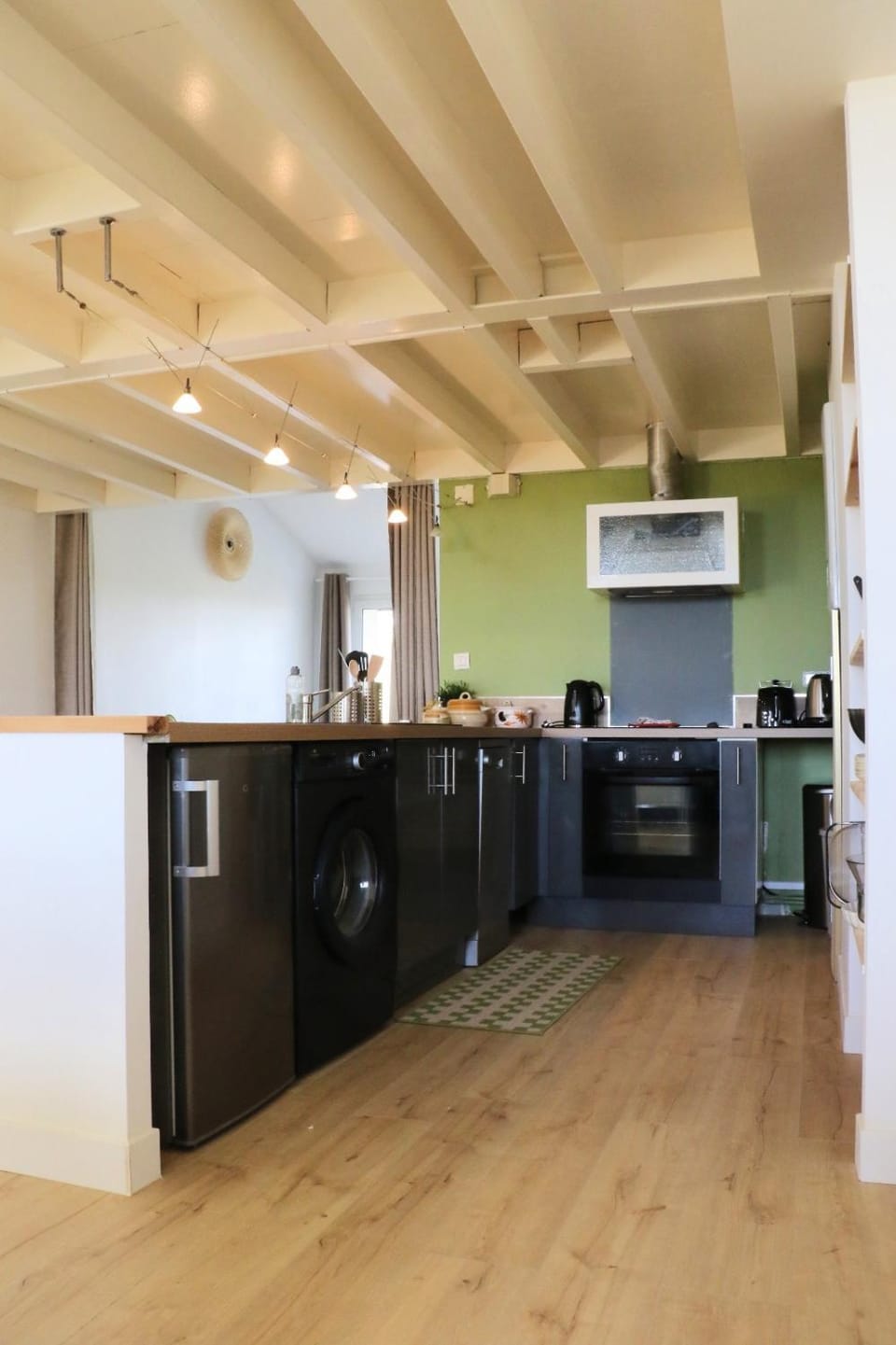 Coffee/tea facilities, Kitchen or kitchenette, dishwasher, oven, stove, toaster, washing machine
