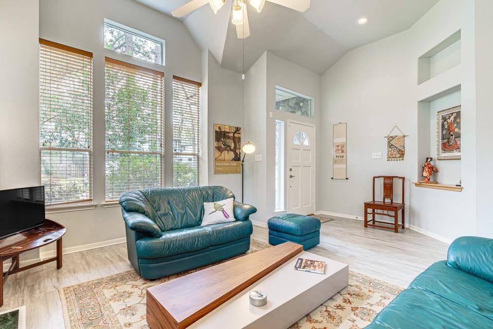 Hot Tub, Fire Pit: Retreat in The Woodlands! House in The Woodlands