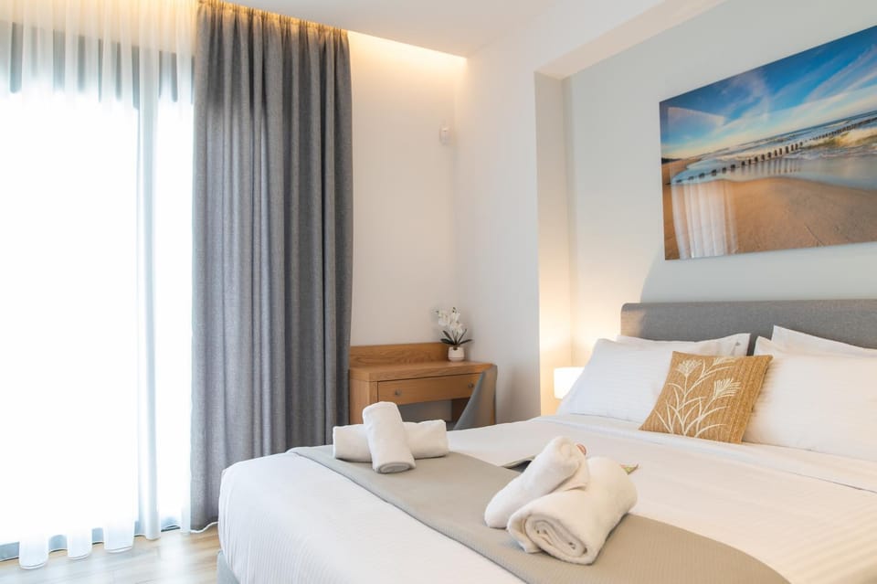 Bed, Photo of the whole room, Bedroom, towels