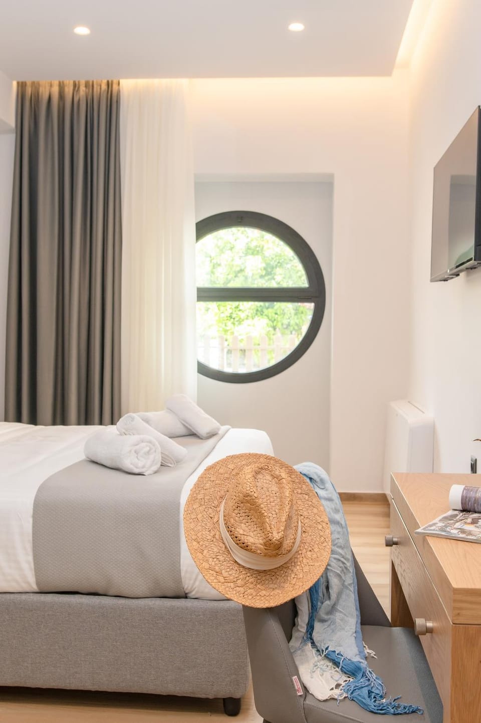 Bed, TV and multimedia, Photo of the whole room, Bedroom