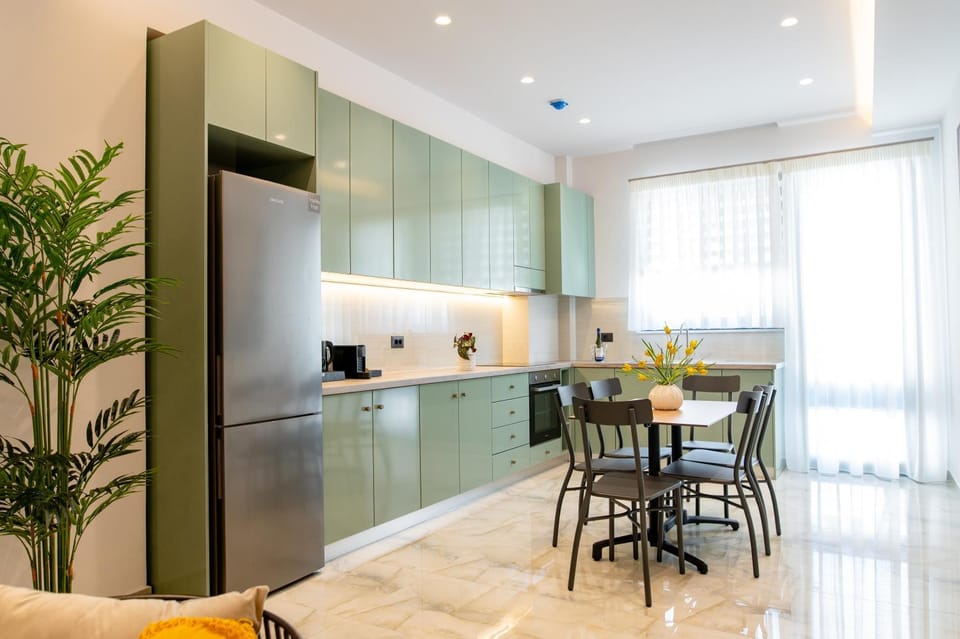 Kitchen or kitchenette, Dining area, oven, stove