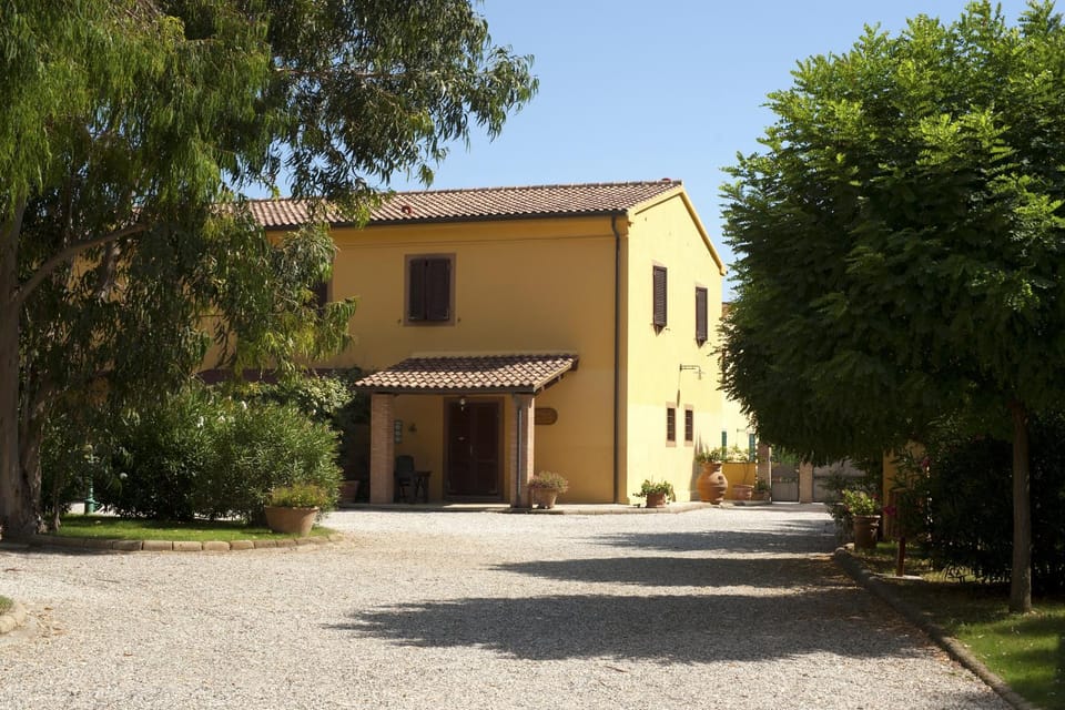 Facade/entrance, BBQ facilities, Garden, Lobby or reception