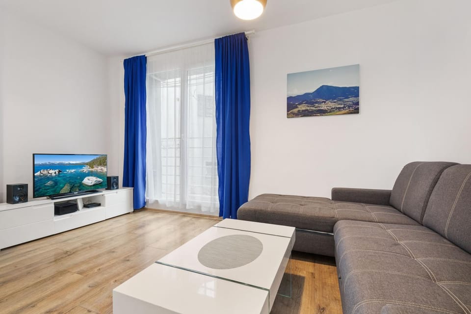 TV and multimedia, Living room, Seating area, Evening entertainment