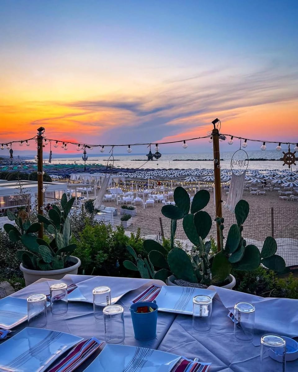 Restaurant/places to eat, Spring, Natural landscape, Summer, Beach