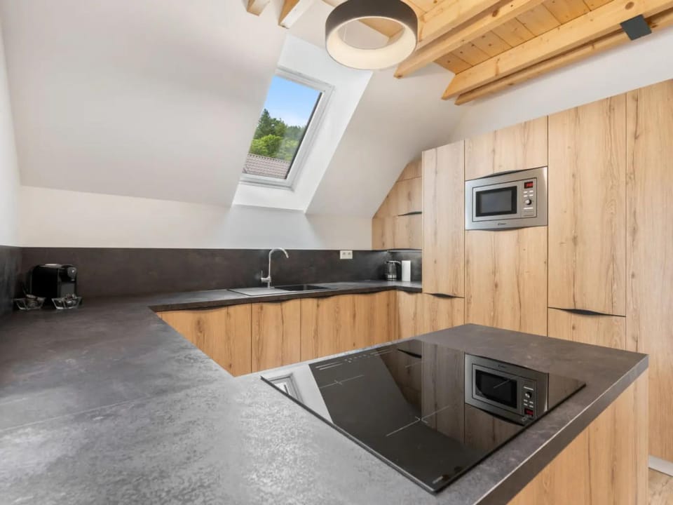 Coffee/tea facilities, Kitchen or kitchenette, dishwasher, oven, stove, toaster