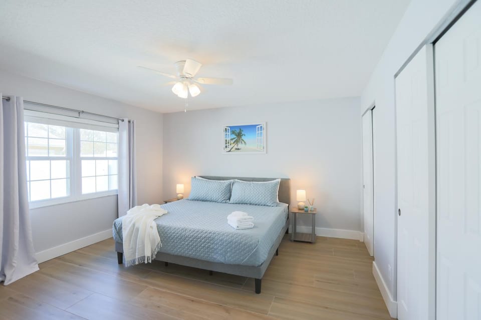 Photo of the whole room, Bedroom