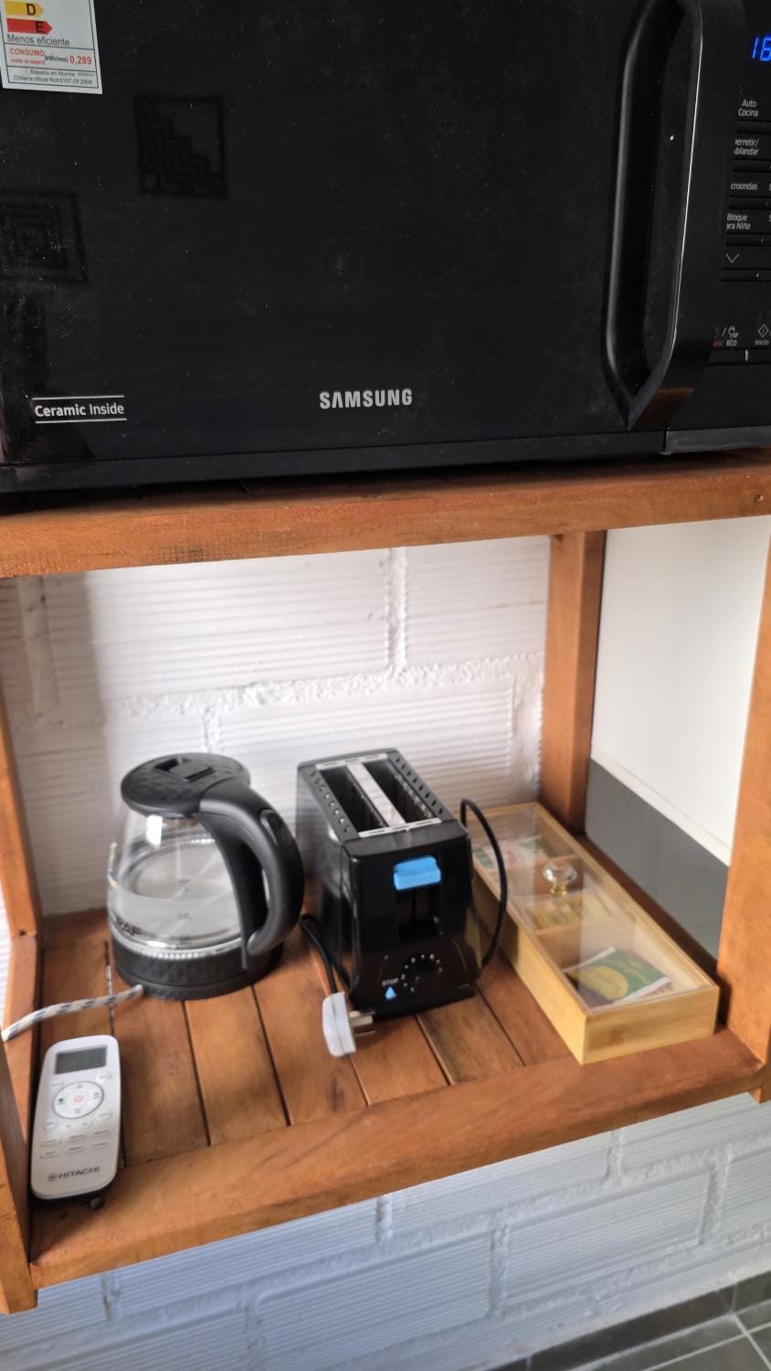 Coffee/tea facilities, Kitchen or kitchenette, oven, toaster