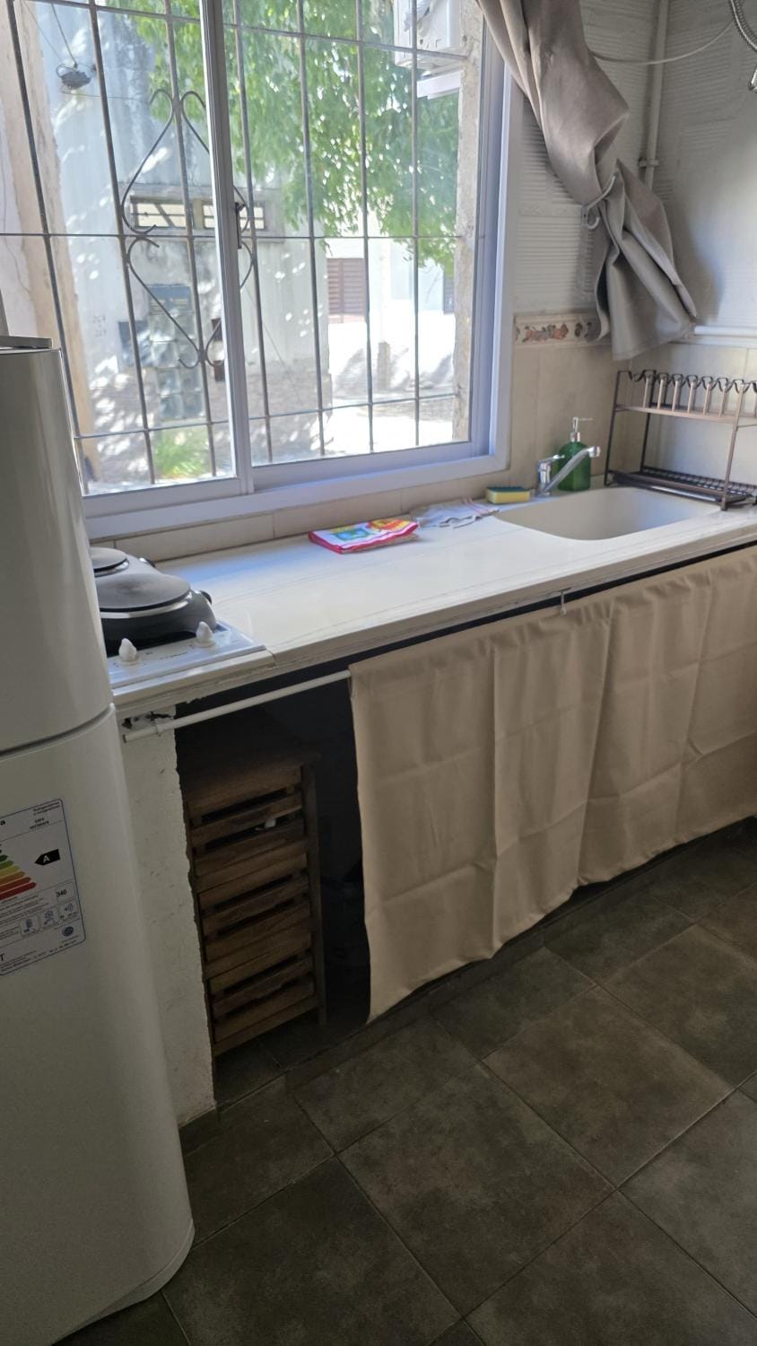 Kitchen or kitchenette, minibar, stove